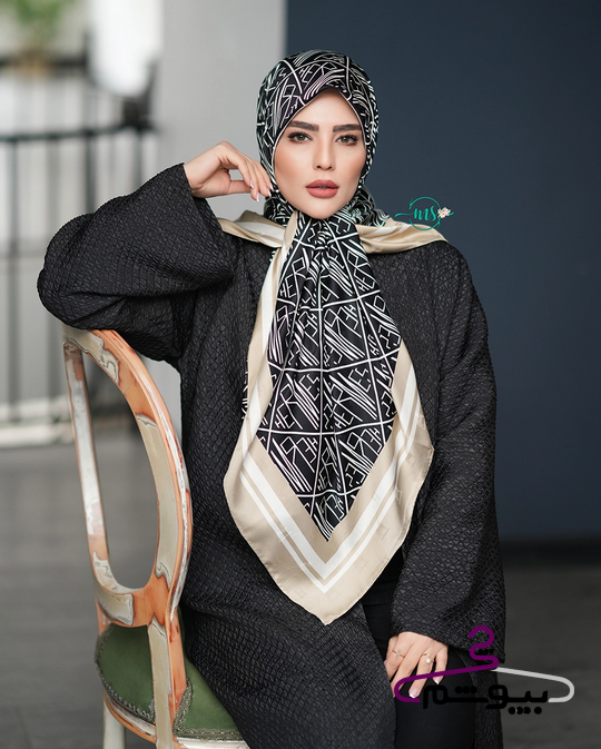 روسری طرح هرمس مشکی حاشیه کرم